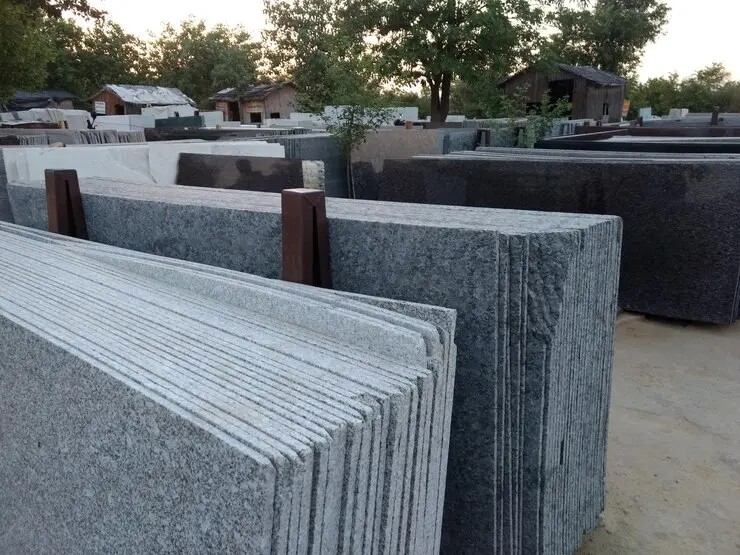 Ile zapłacisz za pojedynczy granitowy pomnik? - Porównanie cen i opcji
